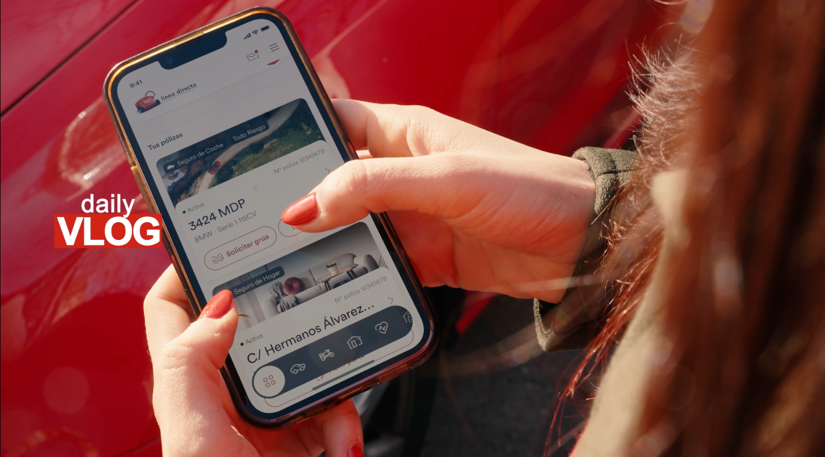 Imagen de una mujer con el móvil y la App de Linea Directa